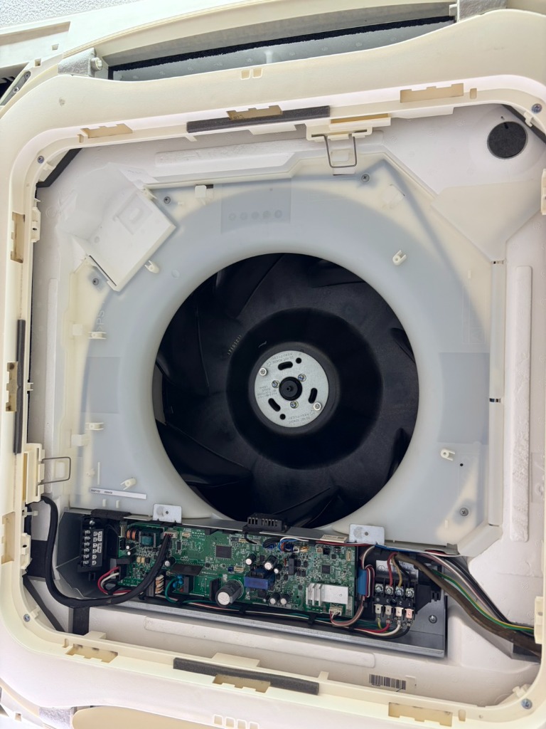 天カセエアコン清掃後 — 内部まで徹底洗浄した状態